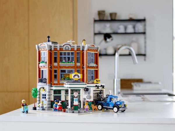 Corner Garage - Image 10
